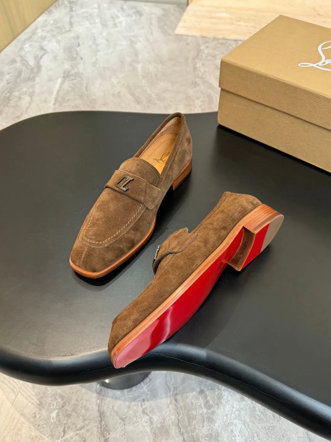 💰960 Christia*.Loubouti*🆑High-end men’s business formal leather shoes｜Classic red-soled shoes｜Original imported first-layer cowhide｜Iconic rivet decoration｜Water-dyed cowhide lining｜Italian imported red cowhide outsole｜High-end luxury｜Perfect interpretation of fashion, sunshine, style, suitable for various occasions Size: 39-44 (customized at 38.45.46)✅